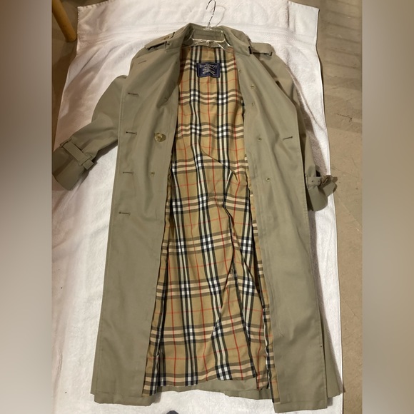 Ladies Burberry raincoat/trench coat w belt. Excellent condition. Size 4-6.